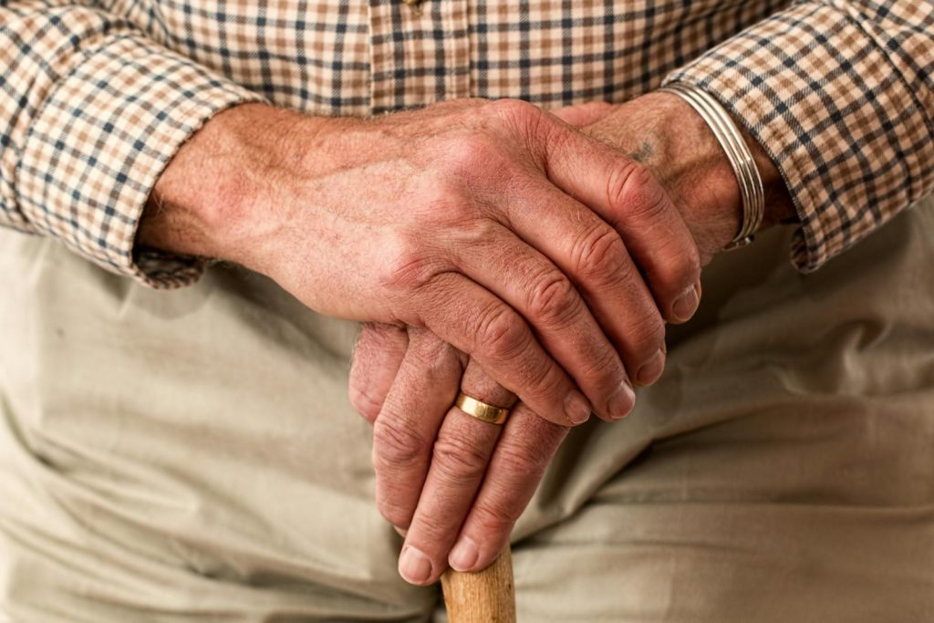 Détails des mains d'un senior