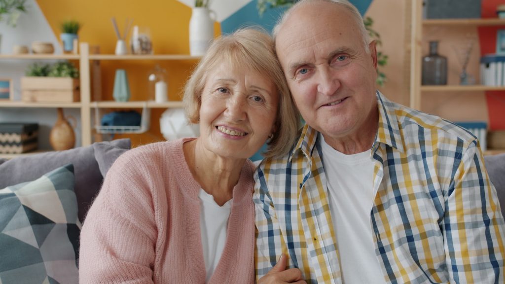 Un couple de seniors souriants
