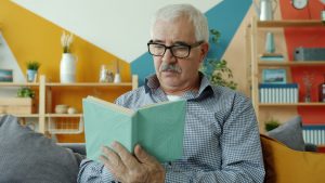 Un senior lisant un livre