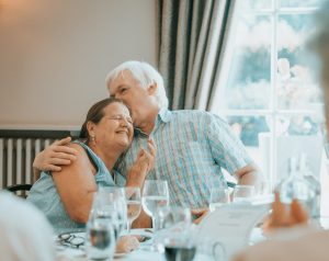 Un couple de seniors à table
